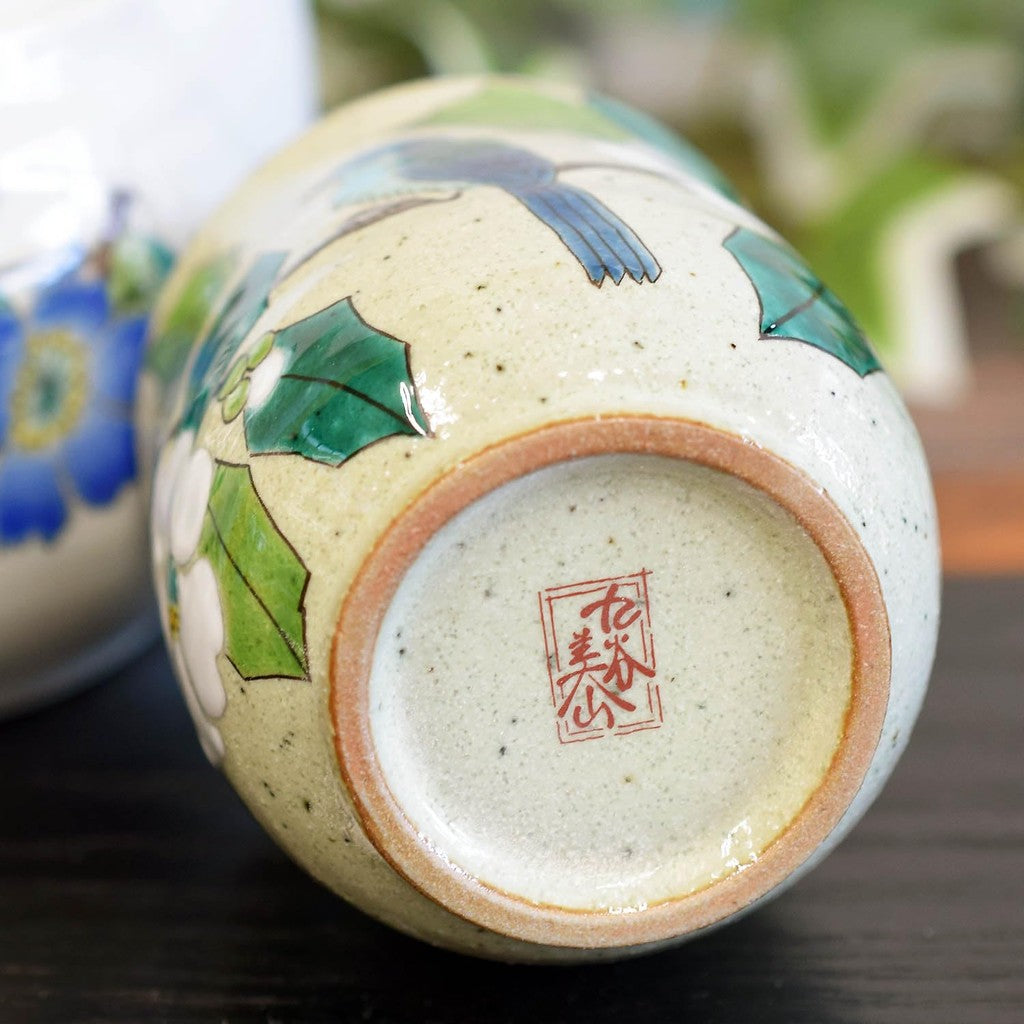【made in japan】
Stylish Japanese Kutani Tea Cup - Ceramic Yunomi with White Camellia and Bird Design - Premium Tableware - Made in Japan. Perfect for tea lovers and collectors!