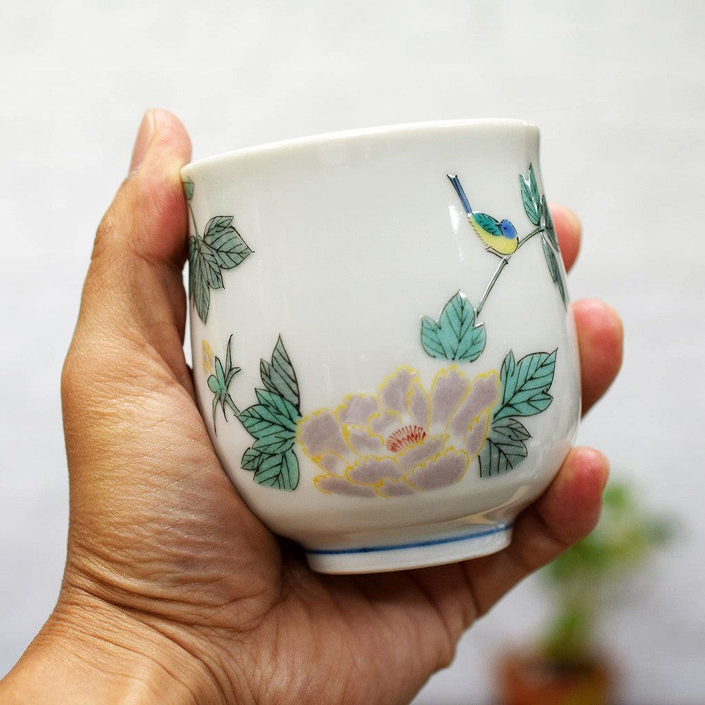 【made in japan】
Stylish Pair of Teacups from Waza no Kura - Kutani Porcelain Bird Design, Made in Japan, Perfect for Wedding Anniversaries, Special Celebrations, or Gifting for Loved Ones. Traditional Japanese Tableware.