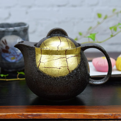 【made in japan】
Stylish Japanese Ceramic Teapot with Gold Leaf Design, Kutsunai Ware Kyushu Yaki, Includes Tea Strainer, High-End Tableware, Perfect Gift for Birthdays, Made in Japan.