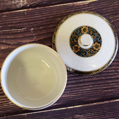 【made in japan】
Stylish Kutani Ceramic Tea Cups with Lids - Set of 5 White Shippō Design, High-End Dinnerware for Guests, Elegant Japanese Tableware.
