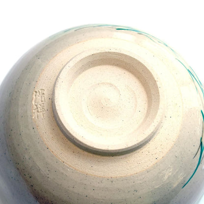 【made in japan】
Japanese Tea Ceremony Matcha Bowl - Handmade Kyoto Ceramic with Rabbit Design, Authentic Japanese Craftsmanship, Perfect Gift, Dimensions: 14cm Diameter x 9cm Height.