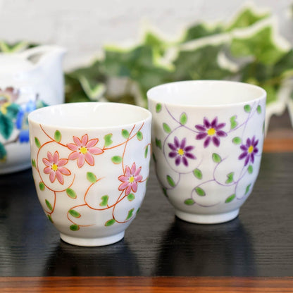 【made in japan】
Waza No Kura Elegant Pair of Japanese Kutani Tea Cups for Couples, Featuring Floral and Arabesque Patterns, High-Quality Ceramic, Authentic Japanese Tableware.