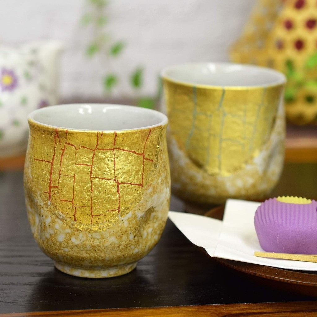 【made in japan】
Stylish Pair of Kutani Ware Tea Cups - Japanese Ceramic Brand with Gold Leaf Decoration, Perfect for Couples' Wedding Anniversary, Celebrating Milestone Birthdays, or Gift Giving. Made in Japan.