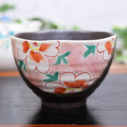 【made in japan】
Stylish Japanese Kutani Porcelain Rice Bowl - Premium Pink Floral Design, Perfect for Tea and Soup, Ideal Gift for Birthdays, Milestone Celebrations, and Special Occasions, Made in Japan.