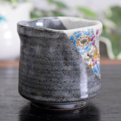 【made in japan】
Stylish Kutani Ware Yu-chan Cup, Azure Design, Elegant Japanese Ceramics, Perfect for Tea, Ideal Gift for Birthdays, Seventieth Birthdays, and Other Celebrations, Authentic Japanese Tableware, Crafted with Quality.