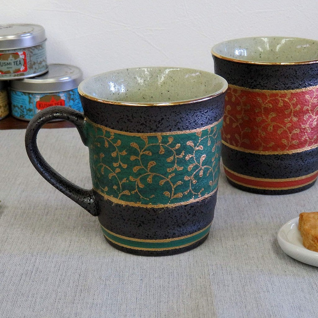 【made in japan】
Kutani Porcelain Pair of Mug Cups with Golden Arabesques – Perfect for Couples, Elegant Design AK5-0886. Ideal for Gift Giving or Personal Use.