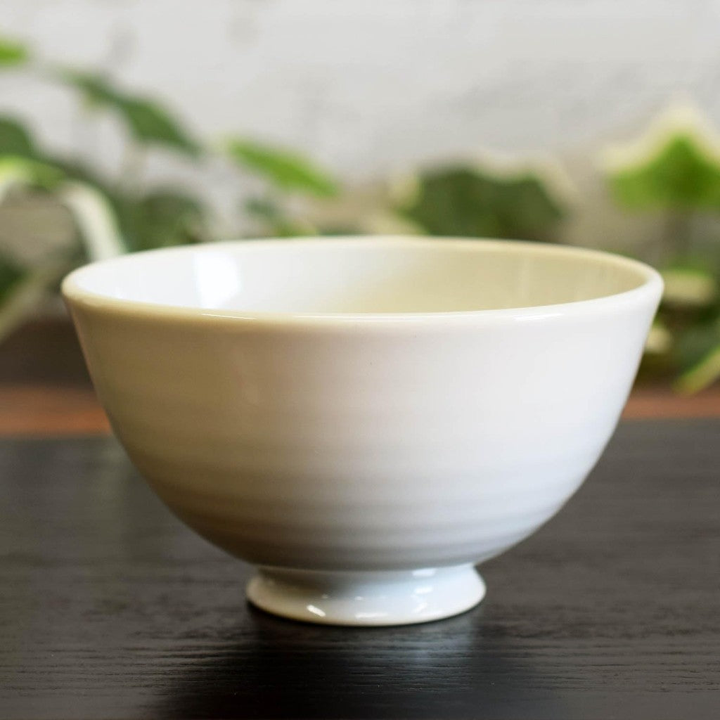 【made in japan】Stylish Japanese Kutani Ware Rice Bowl - Lightweight Ceramic Bowls from Waza no Kura, Ideal for Traditional Japanese Meals, Brand Name Tableware for Your Dining Experience.