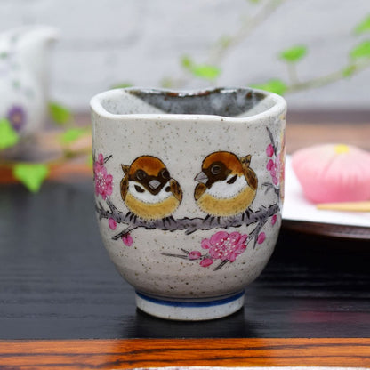 【made in japan】
Stylish Kutani Porcelain Teacup with Sparrow Design by Waza no Kura, Handmade Japanese Tableware. Perfect Gift for Birthdays, Milestone Celebrations, and Special Occasions.