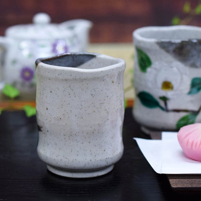 【made in japan】
Waza no Kura Stylish Pair of Kutani Ware Tea Cups - Japanese Ceramic Teacups with Red and White Camellia Design, Ideal for Weddings, Anniversaries, or Celebrations like Kanreki and Koki. Perfect Gift for Special Occasions!