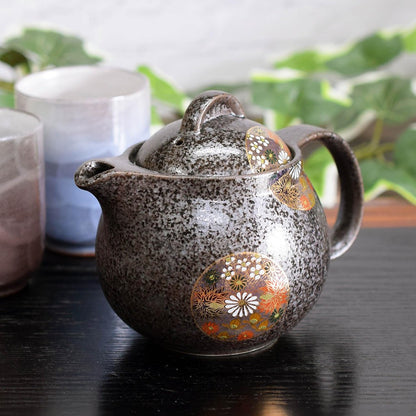 【made in japan】
Stylish Kyushu Teapot with Gold Flower Design, Made in Japan, Kutani Ware, Elegant Tableware, Includes Tea Infuser, Authentic Japanese Ceramics for Tea Lovers.