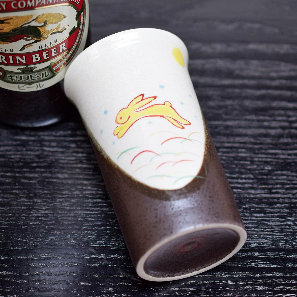 【made in japan】
Elegant Japanese Beer Glass made from Kutani Porcelain, featuring a stylish Hare design. Premium quality tableware, perfect for enjoying drinks. Authentic Japanese craftsmanship.