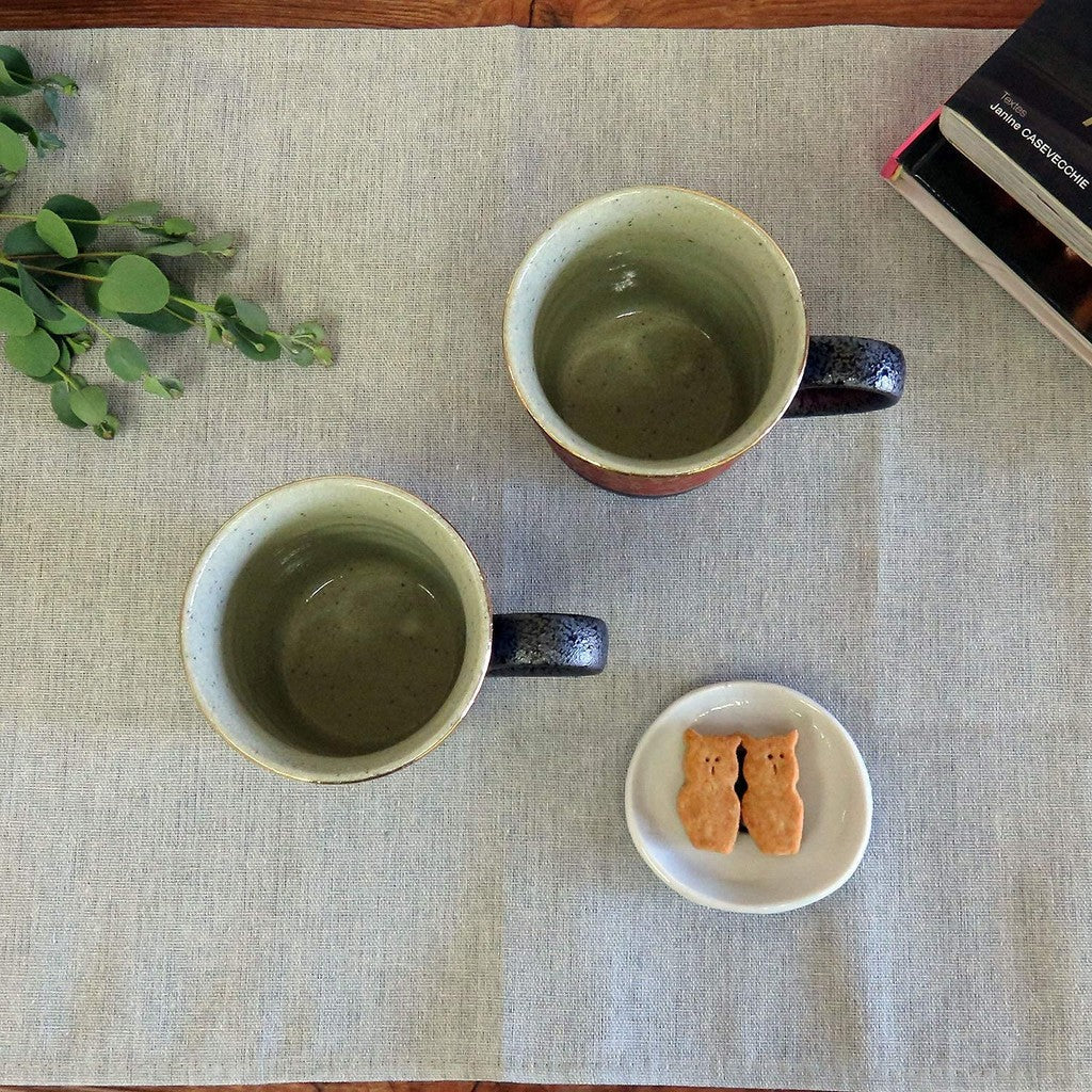 【made in japan】
Kutani Porcelain Pair of Mug Cups with Golden Arabesques – Perfect for Couples, Elegant Design AK5-0886. Ideal for Gift Giving or Personal Use.