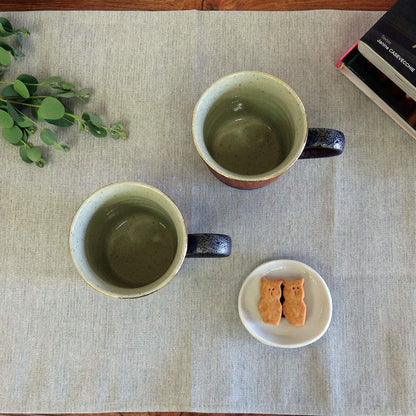 【made in japan】
Kutani Porcelain Pair of Mug Cups with Golden Arabesques – Perfect for Couples, Elegant Design AK5-0886. Ideal for Gift Giving or Personal Use.
