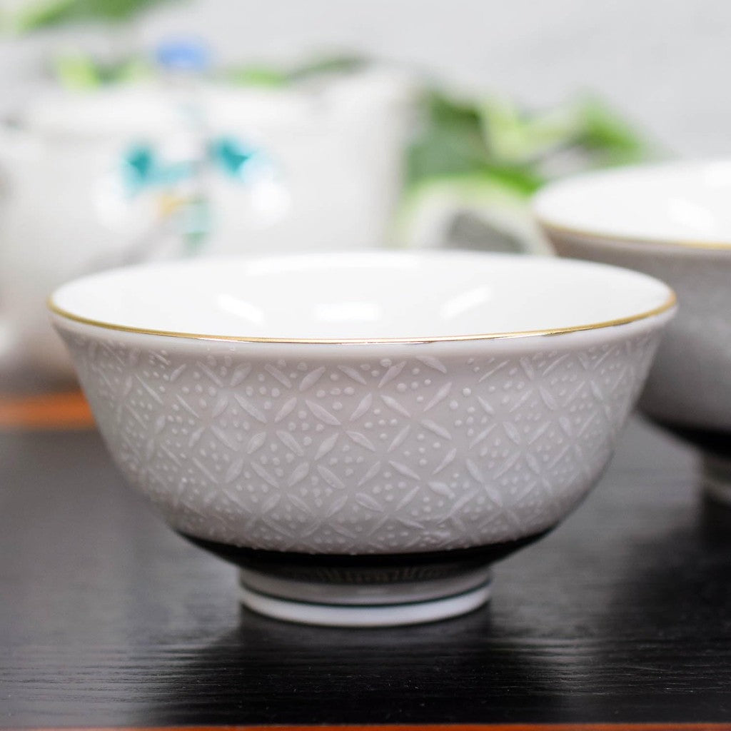 【made in japan】
Waza no Kura Stylish Couple Rice Bowls, Kutani Ceramics Set, Elegant White Seven Treasures Design, Premium Tableware, Perfect Gift for Weddings and Anniversaries, Japanese Ceramics.
