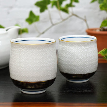 【made in japan】
Stylish Pair of Kutani-yaki Tea Cups by Wazano Kura, Elegant White Seven Treasures Design, Perfect for Wedding Anniversaries and Celebrating Milestones like 60th, 70th, 75th, and 88th Birthdays. Ideal Japanese Pottery Gift.
