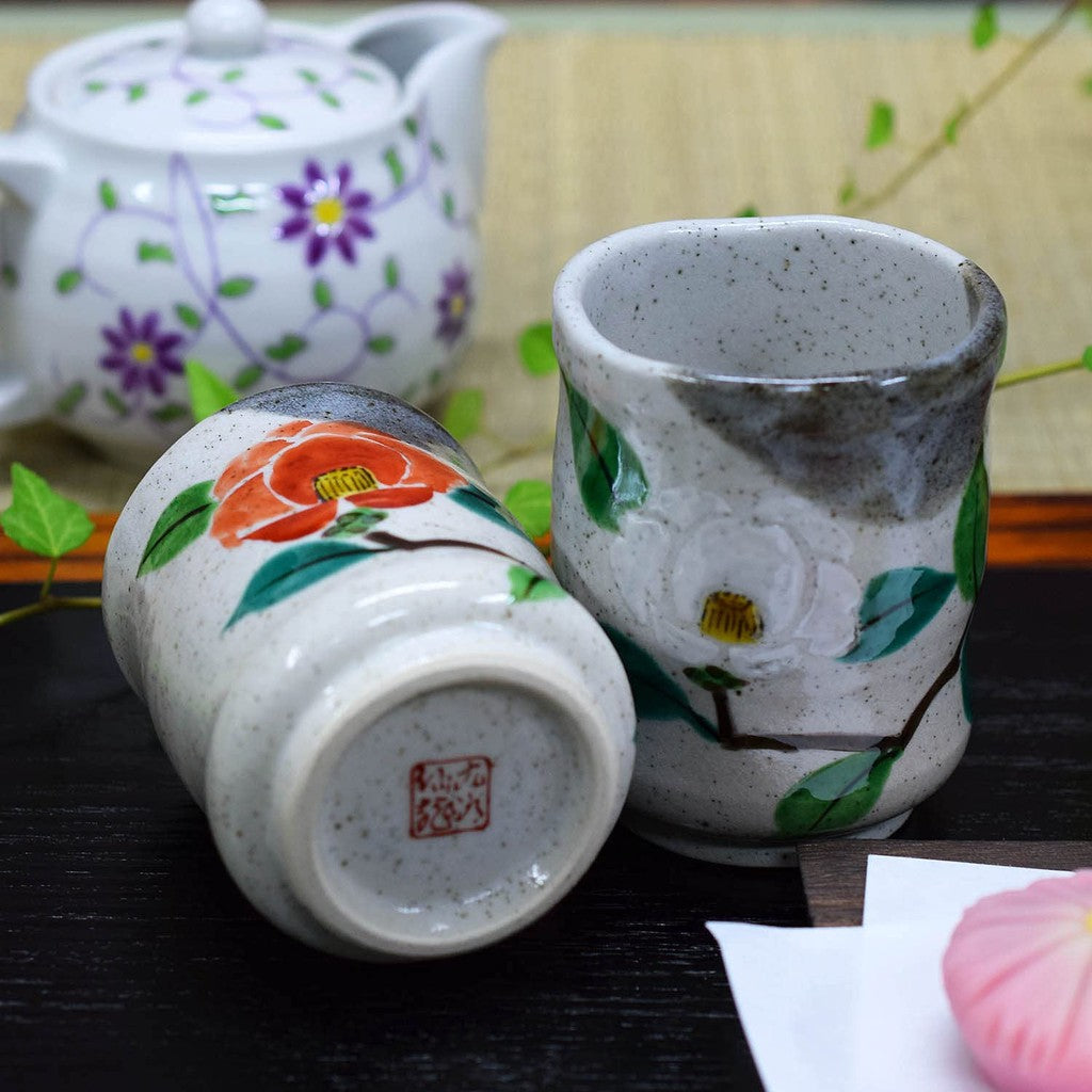 【made in japan】
Waza no Kura Stylish Pair of Kutani Ware Tea Cups - Japanese Ceramic Teacups with Red and White Camellia Design, Ideal for Weddings, Anniversaries, or Celebrations like Kanreki and Koki. Perfect Gift for Special Occasions!