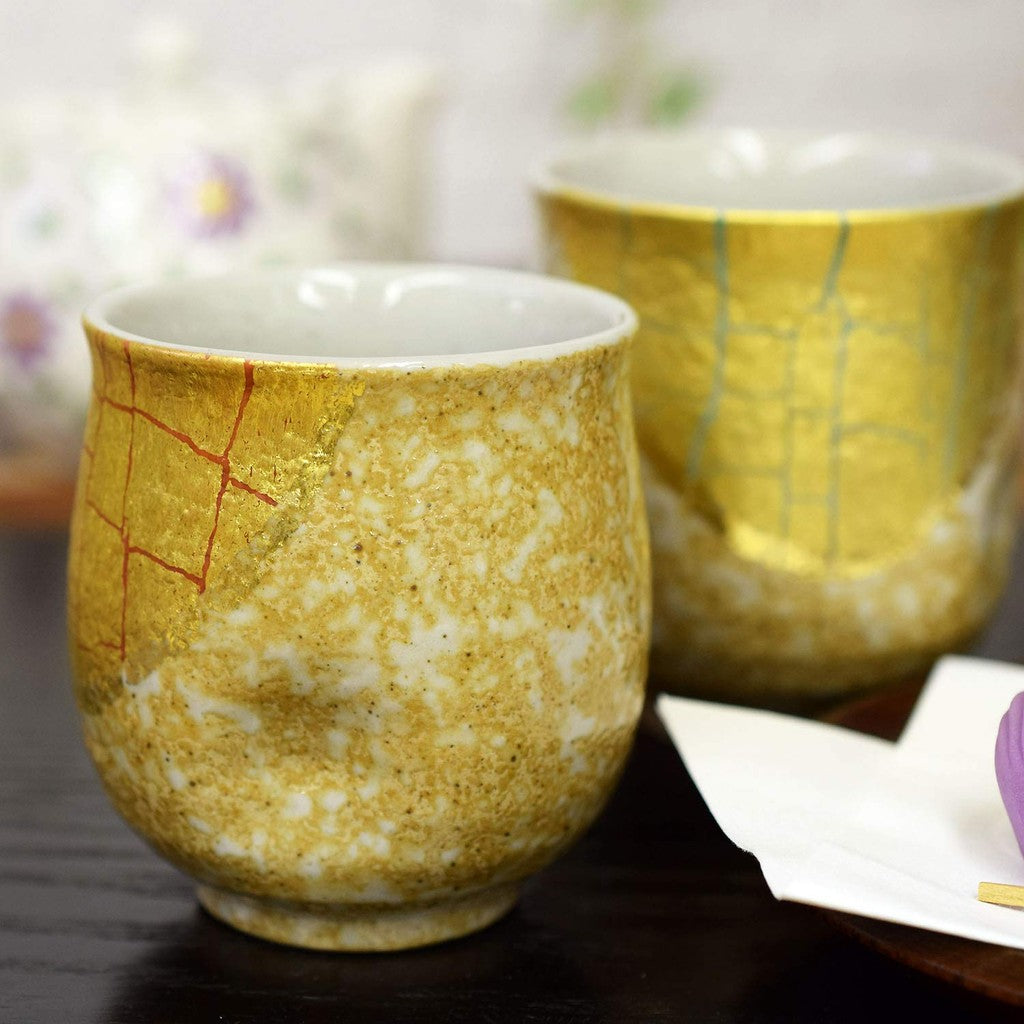 【made in japan】
Stylish Pair of Kutani Ware Tea Cups - Japanese Ceramic Brand with Gold Leaf Decoration, Perfect for Couples' Wedding Anniversary, Celebrating Milestone Birthdays, or Gift Giving. Made in Japan.