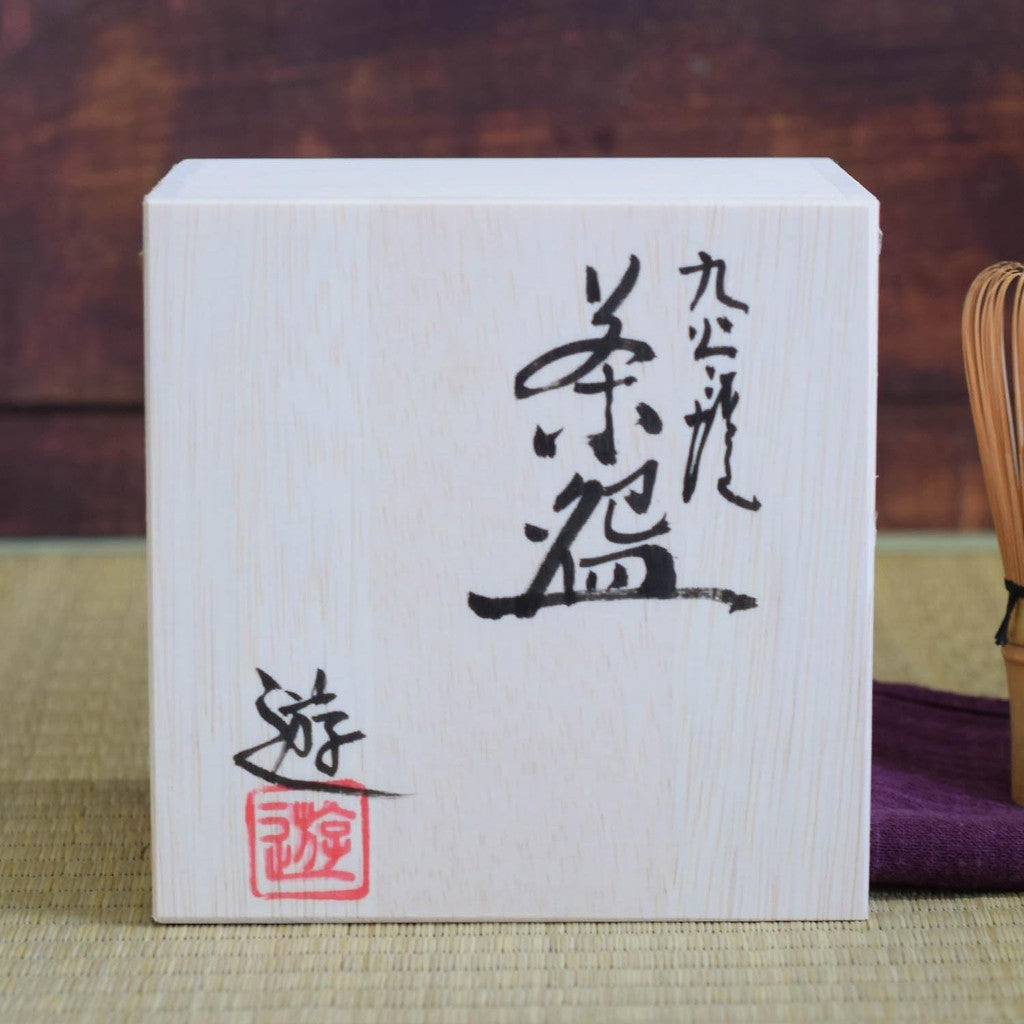 【made in japan】
Stylish Matcha Bowl - Kutani Ceramic, Waza no Kura Collection, High-Quality Japanese Tea Ceremony Tool, Ideal Gift for Birthdays, Milestone Celebrations, and Special Occasions, Made in Japan.