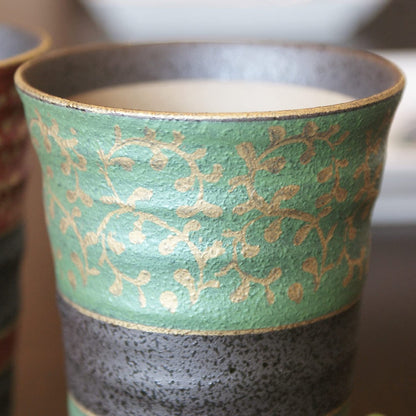 【made in japan】
Waza no Kura Kutani Porcelain Pair Beer Glasses with Gold Arabesque Design - Perfect for Wedding Gifts, Celebrations, and Luxurious Presents.