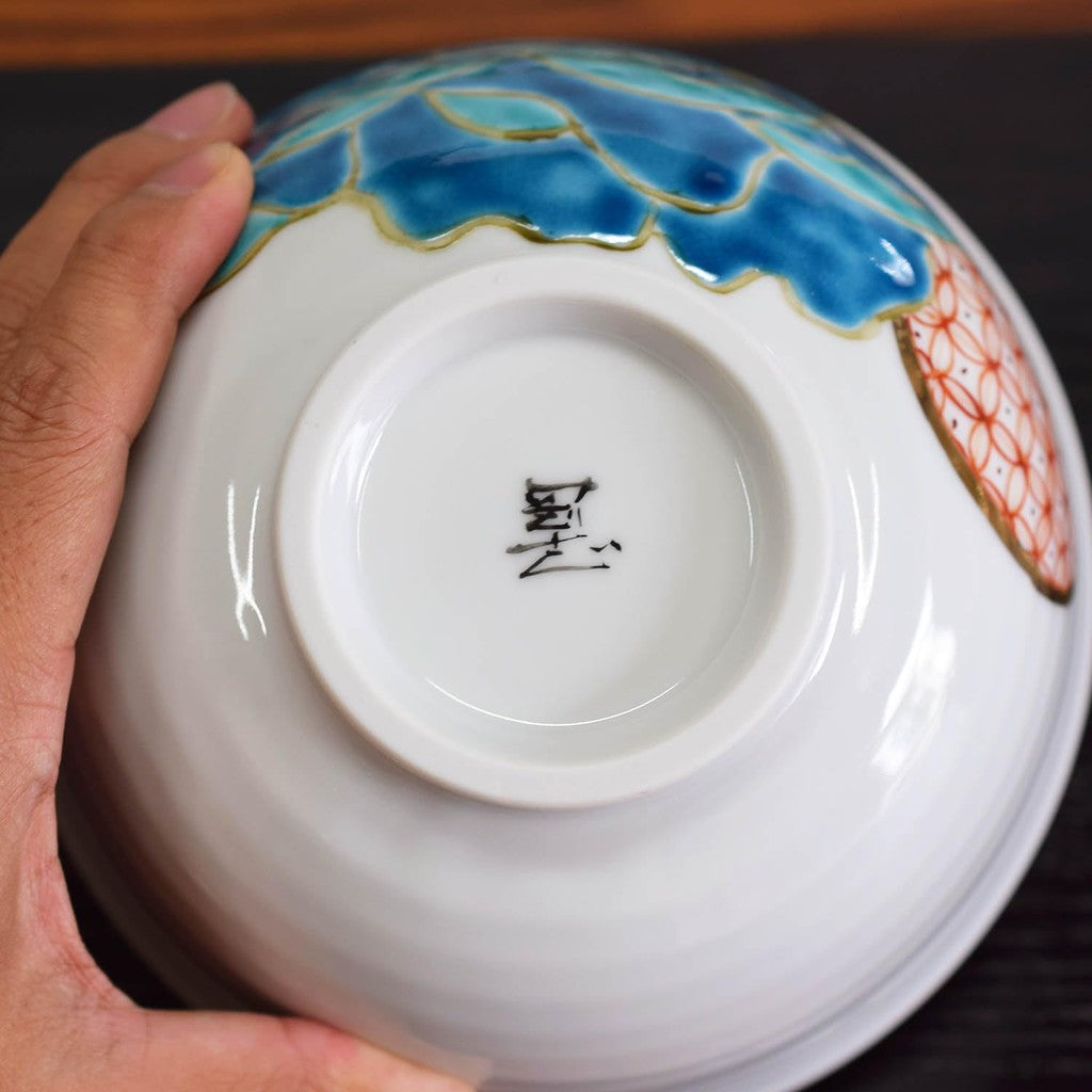 【made in japan】
Stylish Japanese Ceramic Bowl by Waza no Kura, Kutani Ware, Blue Peony Design. High-quality dishware for traditional cuisine. Perfect as a birthday gift or for celebratory occasions like Shinto ceremonies and anniversaries. Handcrafted in