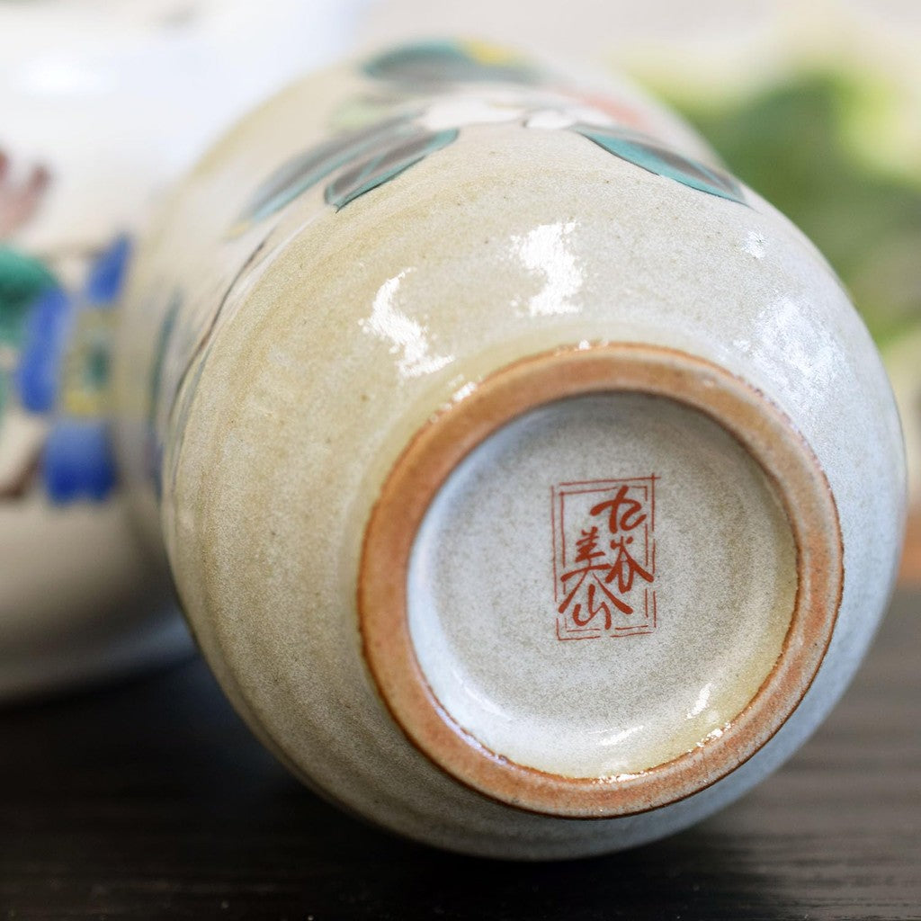 【made in japan】
Waza no Kura Stylish Japanese Tea Cup - Kutani Ware Yu-Don - Red and White Camellia Design - Elegant Ceramic Tea Bowl - Authentic Japanese Tableware, Made in Japan.