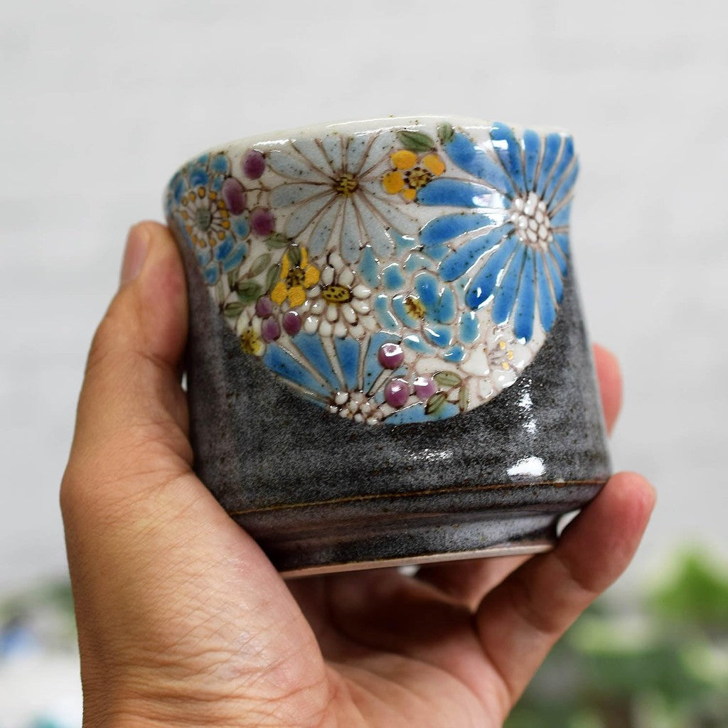 【made in japan】
Stylish Kutani Ware Yu-chan Cup, Azure Design, Elegant Japanese Ceramics, Perfect for Tea, Ideal Gift for Birthdays, Seventieth Birthdays, and Other Celebrations, Authentic Japanese Tableware, Crafted with Quality.