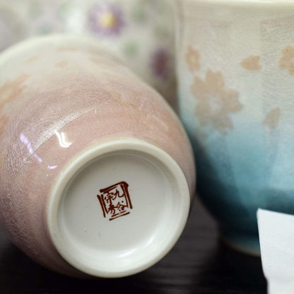 【made in japan】
Stylish Japanese Kutani Ceramic Pair Tea Cups - Silver Sakura Design, Perfect for Couples. Ideal for Anniversaries, Birthdays, and Special Celebrations. Authentic Japanese Tableware Gift.
