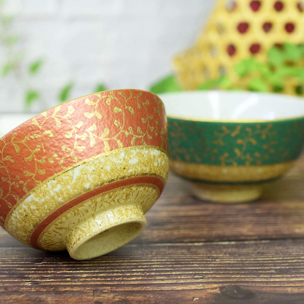 【made in japan】
Elegant Japanese Kutani Porcelain Pair Rice Bowls - Stylish Tableware for Couples, Gold Scroll Design, Premium Quality, Perfect for Weddings, Anniversaries, and Gifts.