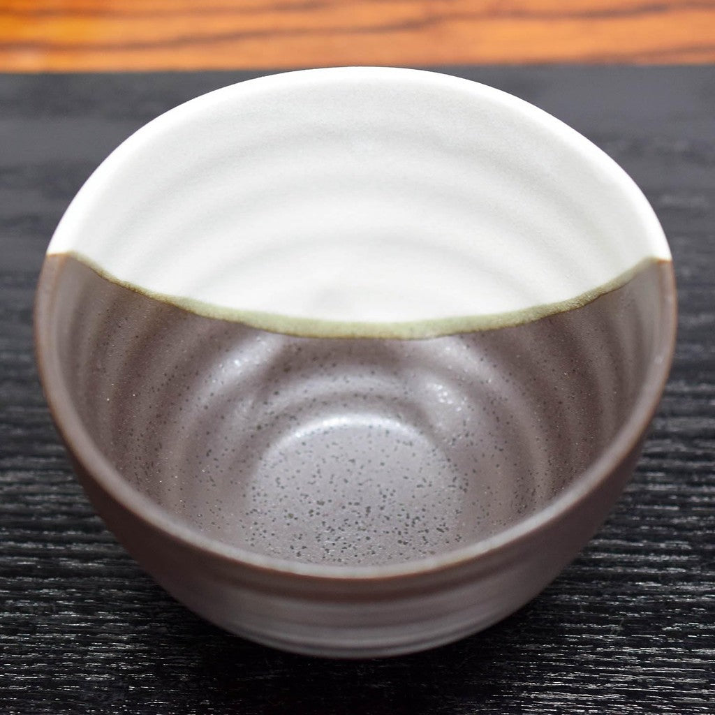 【made in japan】
Stylish Kutani Porcelain Rice Bowl by Waza no Kura - Elegant Flower Pattern Tea Bowl, Premium Japanese Tableware for Birthday, Kanreki, and Koki Celebrations, Perfect Gift for Jubilees, Made in Japan.