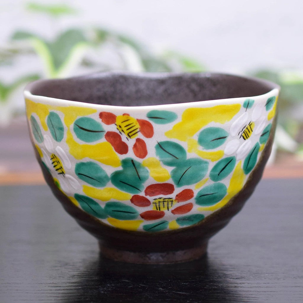 【made in japan】
Stylish Kutani Porcelain Rice Bowl by Waza no Kura - Elegant Flower Pattern Tea Bowl, Premium Japanese Tableware for Birthday, Kanreki, and Koki Celebrations, Perfect Gift for Jubilees, Made in Japan.