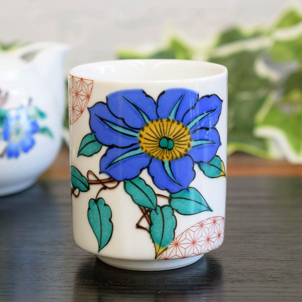 [Made in Japan] Large Traditional Japanese Kutani-Yaki Tea Cup by Waza no Kura, Kutsunagi Pattern, Elegant Ceramic Chawan for Tea, Authentic Japanese Tableware, Made in Japan.