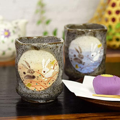 【made in japan】
Stylish Pair of Kutani Ware Tea Cups - 'Tsuki Usagi' Design. Elegant Ceramic Mugs for Couples - Traditional Japanese Tableware, Perfect for Tea Lovers.