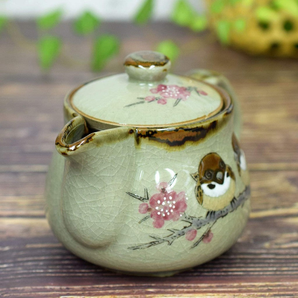 【made in japan】
Stylish Japanese Teapot with Strainer, Kutani Ware, Sparrow Design, Ceramic, Brand New, Made in Japan, Elegant Tableware for Tea Enthusiasts