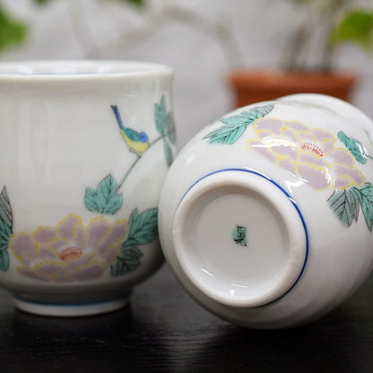 【made in japan】
Stylish Pair of Teacups from Waza no Kura - Kutani Porcelain Bird Design, Made in Japan, Perfect for Wedding Anniversaries, Special Celebrations, or Gifting for Loved Ones. Traditional Japanese Tableware.