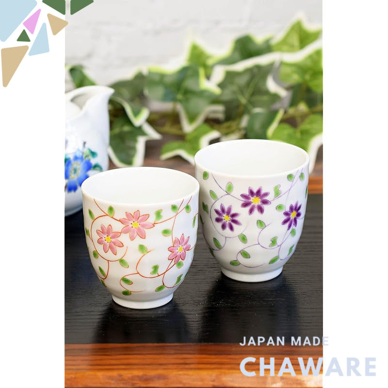 【made in japan】
Waza No Kura Elegant Pair of Japanese Kutani Tea Cups for Couples, Featuring Floral and Arabesque Patter