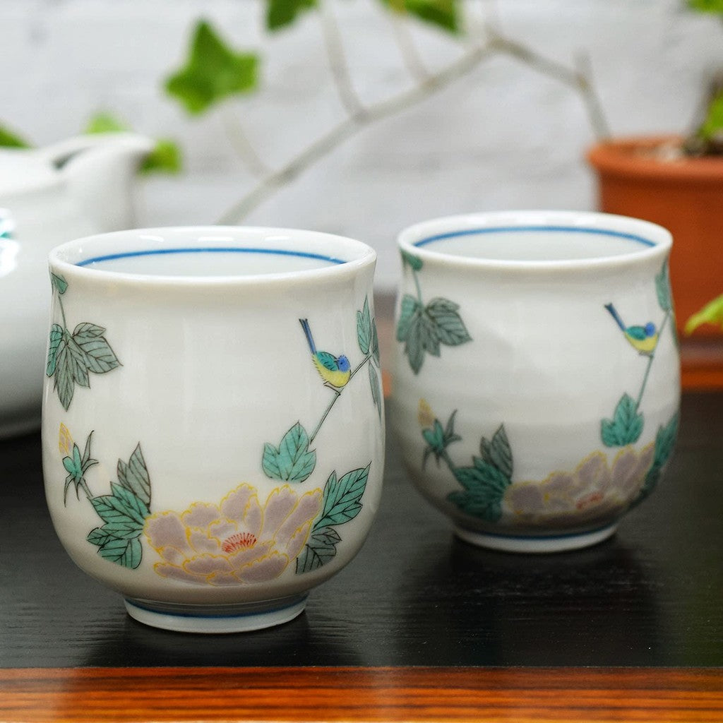 【made in japan】
Stylish Pair of Teacups from Waza no Kura - Kutani Porcelain Bird Design, Made in Japan, Perfect for Wedding Anniversaries, Special Celebrations, or Gifting for Loved Ones. Traditional Japanese Tableware.