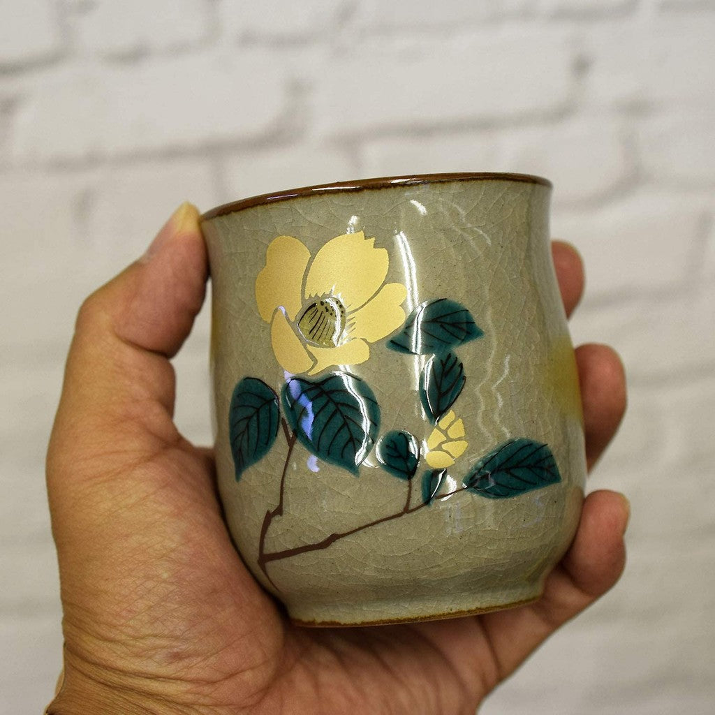 【made in japan】
Stylish Pair of Japanese Kutani Ware Tea Cups - Waza no Kura Brand, Perfect for Couples, Ideal for Weddings, Anniversaries, and Milestone Birthdays, Authentic Japanese Pottery Gift for Special Occasions.
