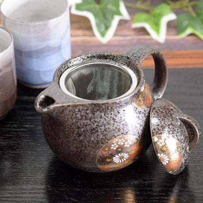 【made in japan】
Stylish Kyushu Teapot with Gold Flower Design, Made in Japan, Kutani Ware, Elegant Tableware, Includes Tea Infuser, Authentic Japanese Ceramics for Tea Lovers.
