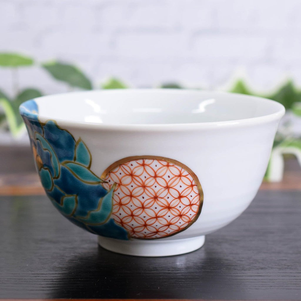 【made in japan】
Stylish Japanese Ceramic Bowl by Waza no Kura, Kutani Ware, Blue Peony Design. High-quality dishware for traditional cuisine. Perfect as a birthday gift or for celebratory occasions like Shinto ceremonies and anniversaries. Handcrafted in