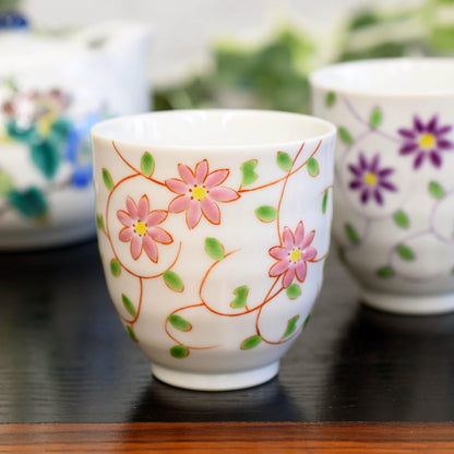 【made in japan】
Waza No Kura Elegant Pair of Japanese Kutani Tea Cups for Couples, Featuring Floral and Arabesque Patterns, High-Quality Ceramic, Authentic Japanese Tableware.
