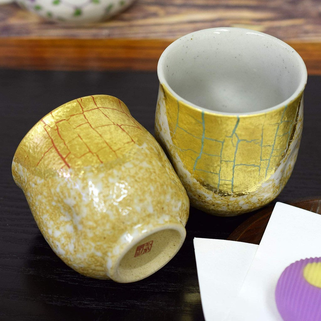 【made in japan】
Stylish Pair of Kutani Ware Tea Cups - Japanese Ceramic Brand with Gold Leaf Decoration, Perfect for Couples' Wedding Anniversary, Celebrating Milestone Birthdays, or Gift Giving. Made in Japan.