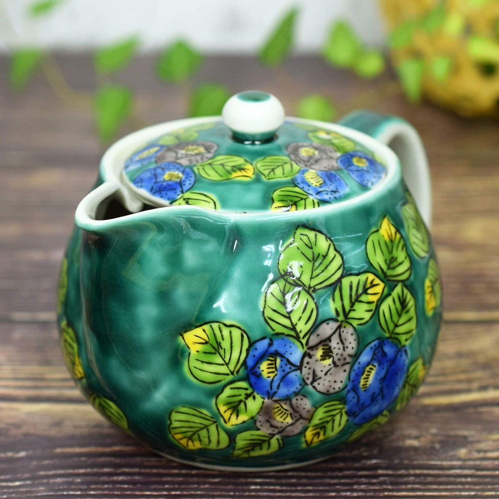 【made in japan】
Elegant Kyusu Teapot - Kutani Ware Green Camellia Design, Japanese Ceramic Pot with Tea Strainer, Brand Dishware, Made in Japan. Perfect for Tea Lovers!