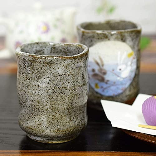 【made in japan】
Stylish Pair of Kutani Ware Tea Cups - 'Tsuki Usagi' Design. Elegant Ceramic Mugs for Couples - Traditional Japanese Tableware, Perfect for Tea Lovers.