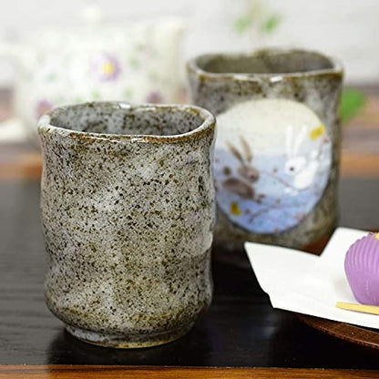 【made in japan】
Stylish Pair of Kutani Ware Tea Cups - 'Tsuki Usagi' Design. Elegant Ceramic Mugs for Couples - Traditional Japanese Tableware, Perfect for Tea Lovers.