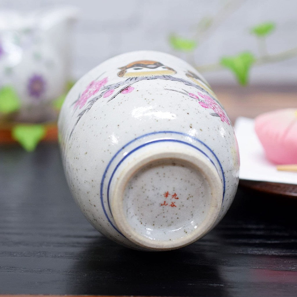 【made in japan】
Stylish Kutani Porcelain Teacup with Sparrow Design by Waza no Kura, Handmade Japanese Tableware. Perfect Gift for Birthdays, Milestone Celebrations, and Special Occasions.