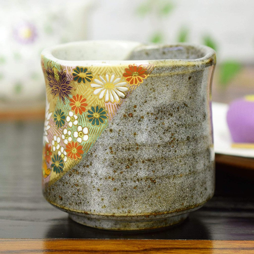 【made in japan】
Stylish Japanese Kutani Ware Yunomi Tea Cup with Golden Floral Design - Ceramic Brand - Perfect Gift for Birthdays, Milestone Celebrations, or Any Special Occasion Made in Japan