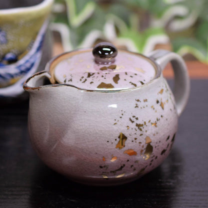 【made in japan】
Stylish Japanese Pottery Teapot by Waza no Kura - Kutani Ware with Glazed Colorful Design and Strainer, High-Quality Ceramic Tableware, Perfect for Gifts, Made in Japan.