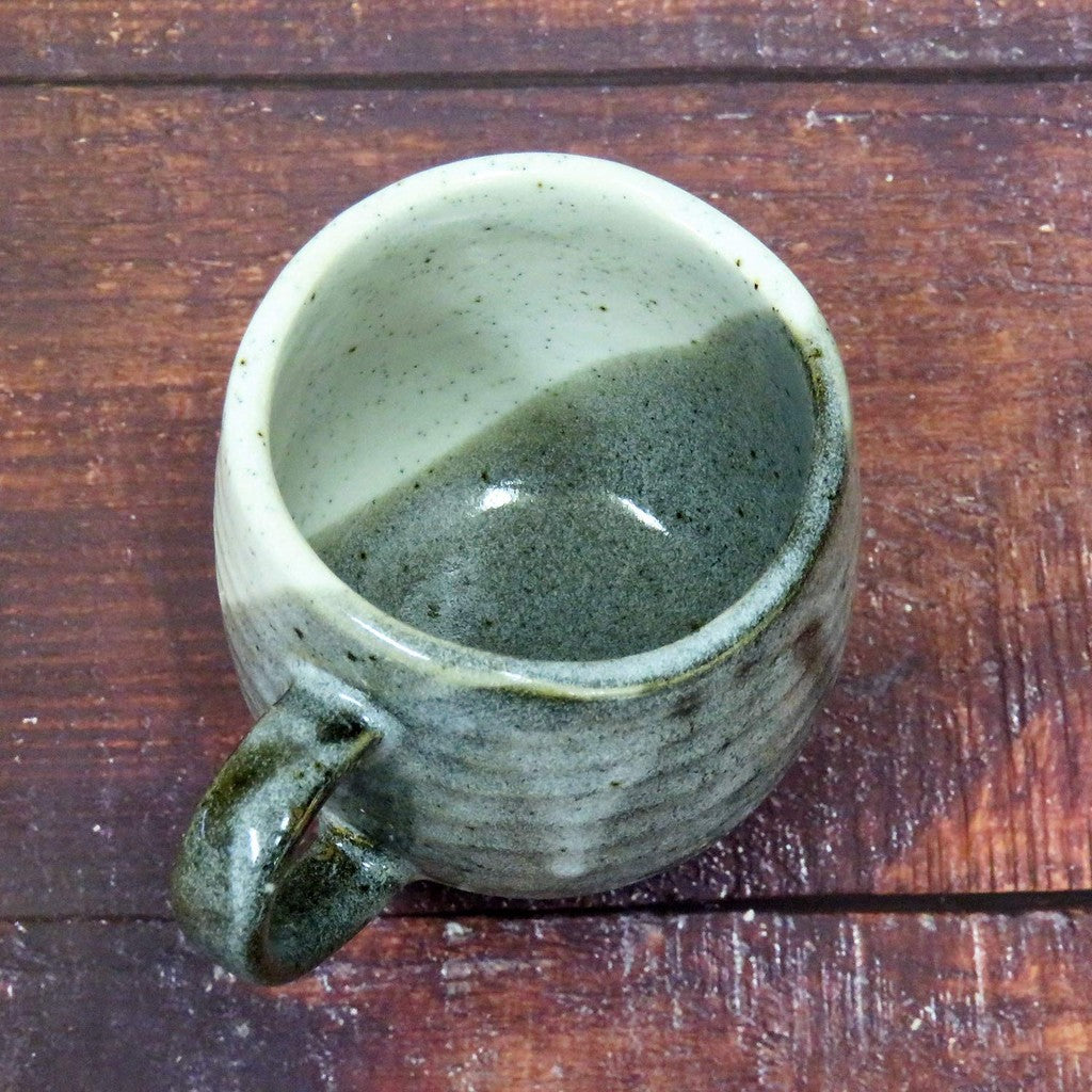 【made in japan】
Stylish Kutani Porcelain Mug - Sunlit Design, Premium Japanese Tableware, High-Quality Ceramic Cup, Perfect Gift for Coffee and Tea Lovers.