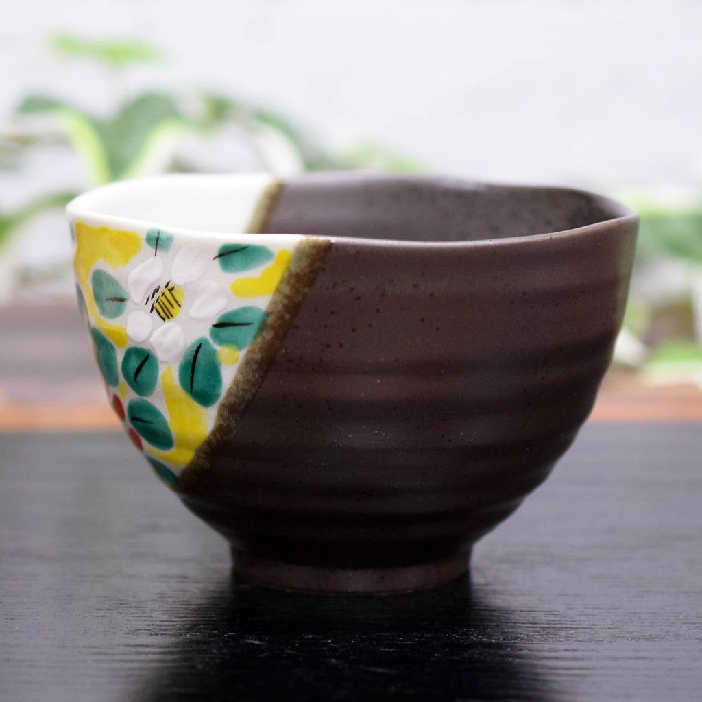 【made in japan】
Stylish Kutani Porcelain Rice Bowl by Waza no Kura - Elegant Flower Pattern Tea Bowl, Premium Japanese Tableware for Birthday, Kanreki, and Koki Celebrations, Perfect Gift for Jubilees, Made in Japan.