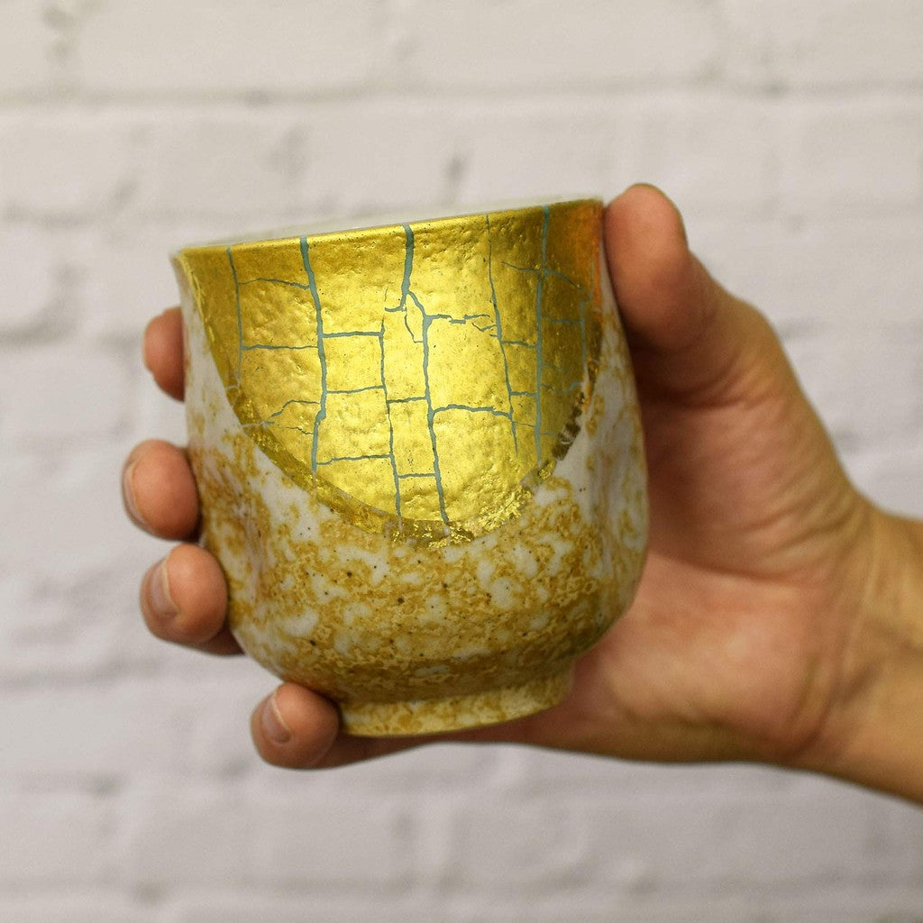 【made in japan】
Stylish Pair of Kutani Ware Tea Cups - Japanese Ceramic Brand with Gold Leaf Decoration, Perfect for Couples' Wedding Anniversary, Celebrating Milestone Birthdays, or Gift Giving. Made in Japan.